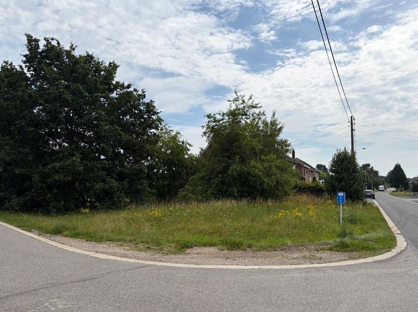 Grond voor vrijstaande woning te koop. <br />
De grond is gelegen in een uiterst rustige en groene omgeving in het gehucht Hoeven te Pelt.<br />
De ge