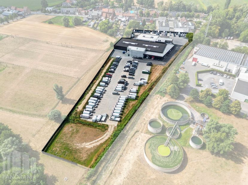 Uitstekend onderhouden bedrijfsgebouw met ca. 2.000 m² magazijnen en +- 420 m² hoogwaardige kantoorruimte op een terrein van 14.176 m² gelegen in de E