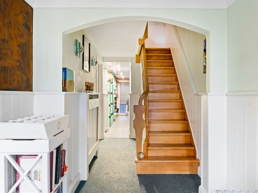 Ligging: Deze woning in uitstekende staat is gunstig en centraal gelegen tussen het Kroonplein en de Maantjessteenweg. Scholen, winkels, horeca en ope