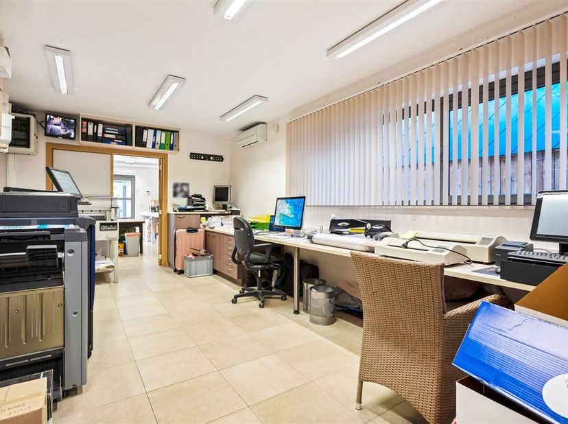 Handelsruimte van +/- 85 m² aan de meest commerciële straat van Beerse, met eigen parking voor klanten  ! <br />
Eventueel dienstig als winkelruimte o
