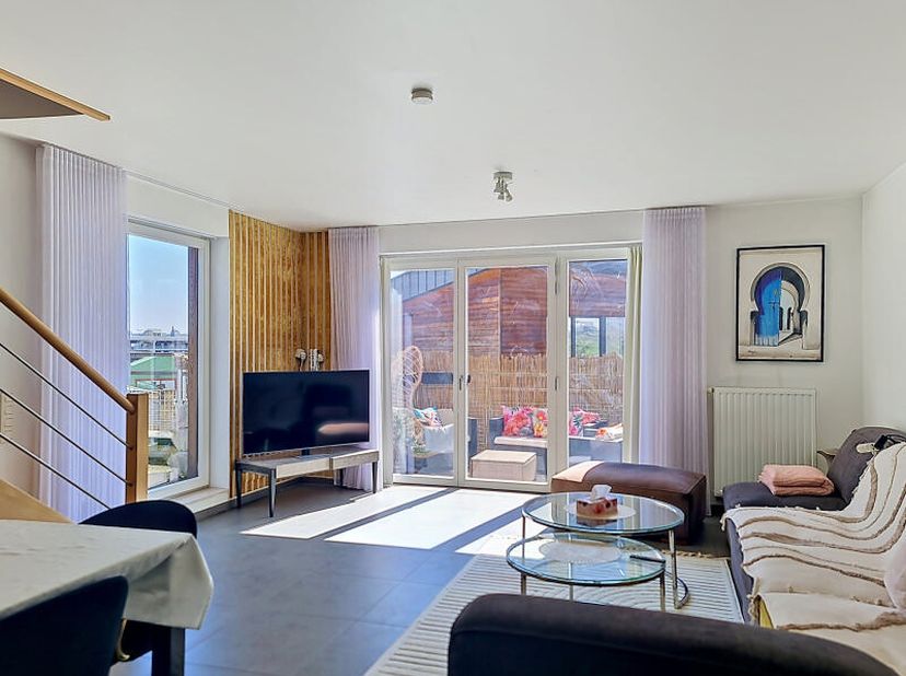 TE KOOP: Duplexappartement met 2 slaapkamers, gebouwd in 2015 in een modern gebouw (Rue des Matériaux 20) en gelegen op de 3e verdieping (bereikbaar m