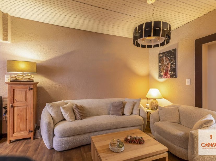 Bij het betreden van de woning komt u binnen in de inkomhal die toegang geeft tot de gezellige leefruimte. Verder vindt u de keuken, badkamer en een z