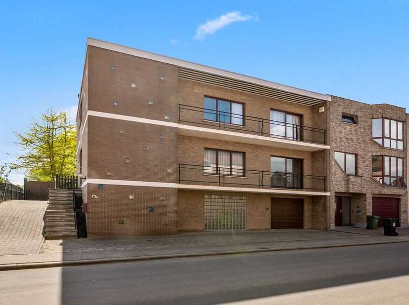 Gelegen in de Raatshovenstraat 73a in Landen, vinden we deze verrassend ruime halfopen bel-etagewoning met tal van mogelijkheden en een uitstekende li