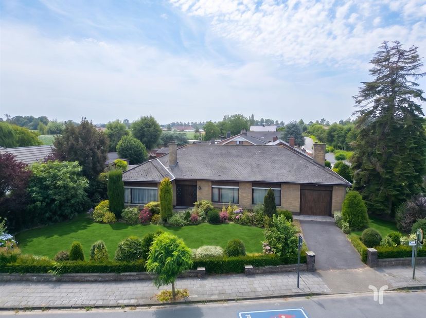 Laagbouwvilla met veel potentieel en prachtige tuin op een centrale ligging.<br />
<br />
STARTPRIJS: Elk bod boven deze startprijs, wordt voorgeleg