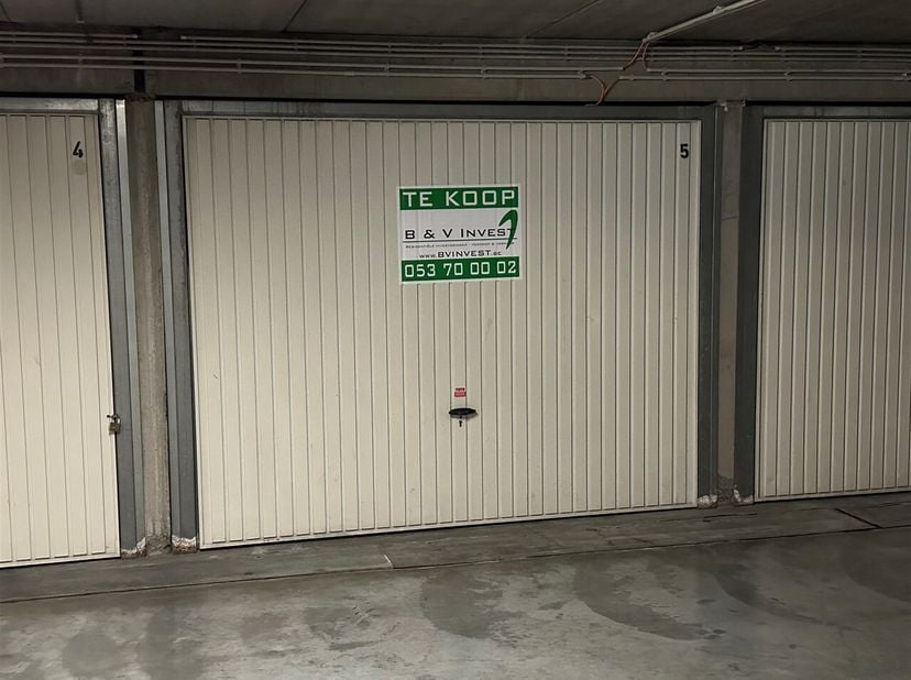 In het gebouw Residentie De Burcht Aalst bevindt  zich op de tweede verdieping onder de grond een ruime garage. <br />
De garage is voorzien van een s