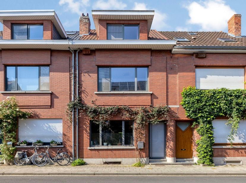 Op een uiterst rustige en tegelijk centrale ligging, net buiten de Leuvense stadsring, bevindt zich deze op te frissen gesloten bebouwing met een bewo