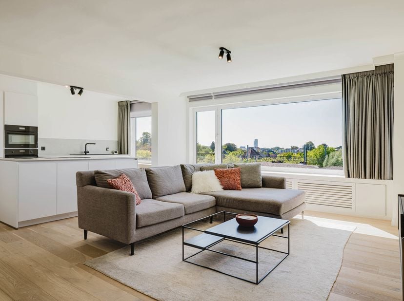 LOCATIE:<br />
Dit volledig instapklaar appartement is gelegen op de 5e verdieping vlakbij het St Pieters Station.<br />
Op wandelafstand geniet u het