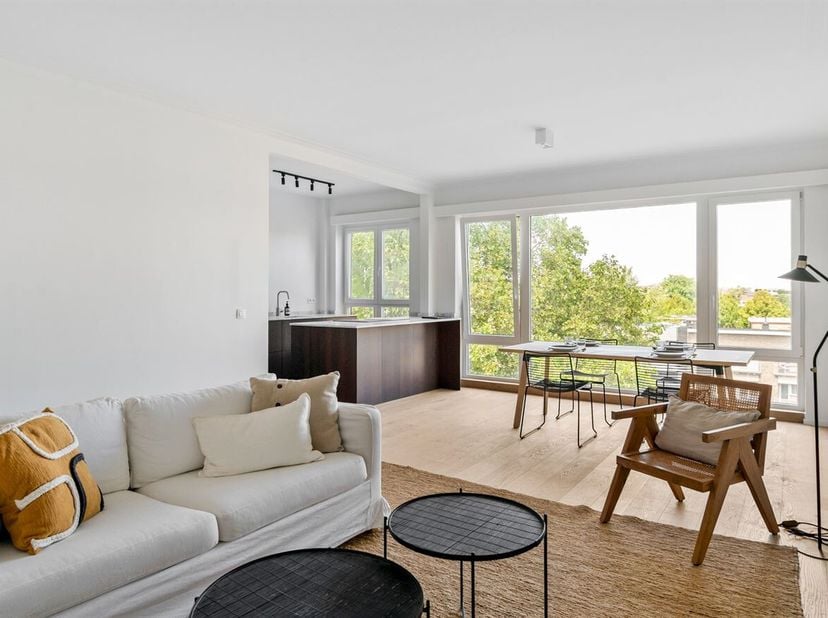 Omgeving<br />
Dit prachtig gerenoveerde appartement bevindt zich op een absolute toplocatie in Wilrijk, nabij de gegeerde Pulhofwijk. Dankzij de uits