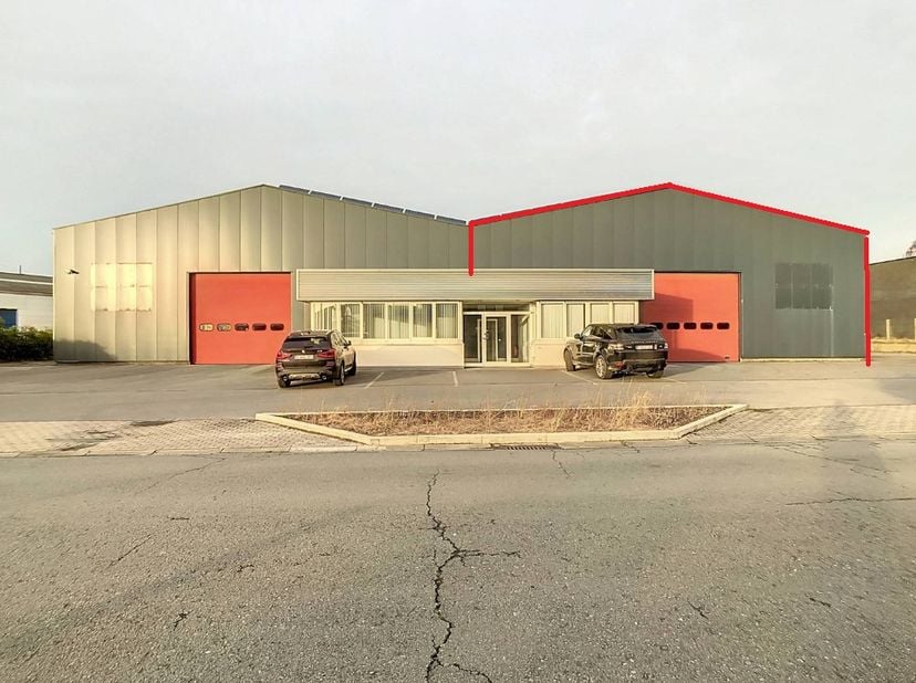 Bedrijfsgebouw van ca. 800m² gelegen in de industriezone Nijverheidsstraat - Meentak te Meulebeke. <br />
<br />
Private ruime oprit aanwezig.<br />
<