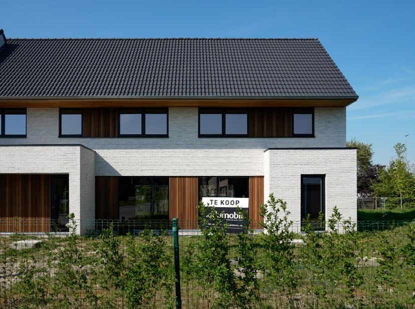 Ontdek deze nieuw opgebouwde woning aan de Joseph Hanoullestraat in Roeselare, in een doodlopend straatje van een zeer rustige en kindvriendelijke woo