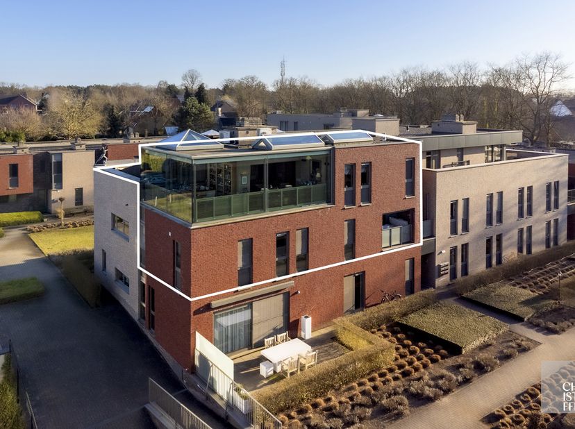 Indeling<br />
Via de royale inkomhal op de derde verdieping, voorzien van een gastentoilet en vestiaire, betreedt u de stijlvolle leefruimte. De woon
