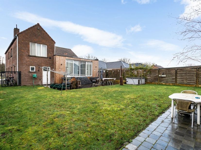 Gerenoveerde split-level-woning (2016) met 3 à 4 slaapkamers, 2 badks en een zeer diepe garage. Grondopp. ca 680 m².<br />
Het uitzicht aan de overkan