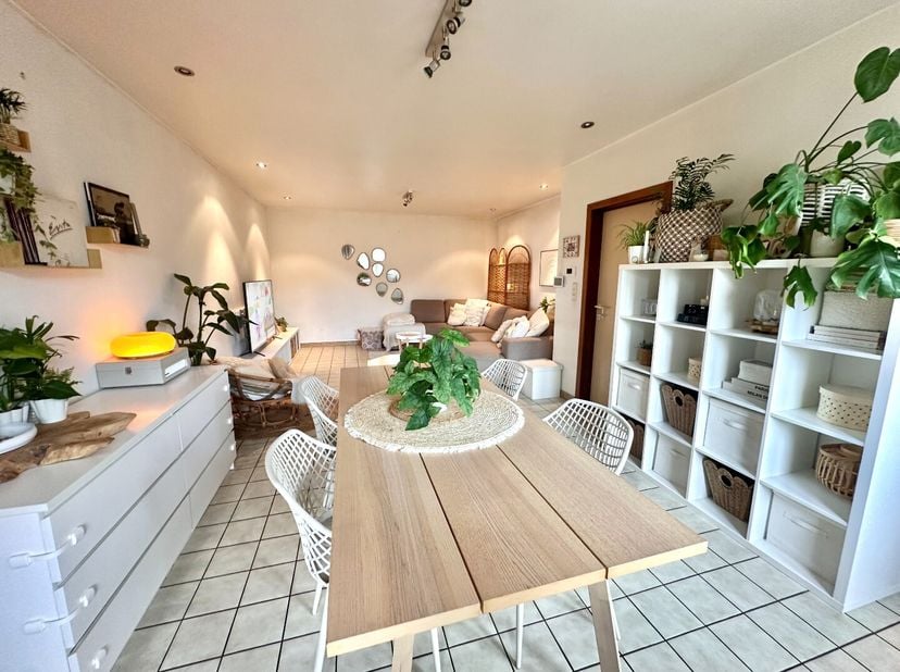 Dit gezellig gelijkvloerse appartement bevindt zich op een centrale ligging aan het Lutselusplein in Diepenbeek. Alle belangrijke voorzieningen, zoals