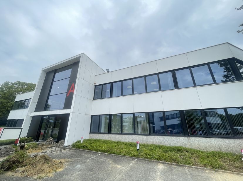 Gelegen in een gerenoveerd semi-industrieel park "West Point", bieden deze kantoren niet alleen uitstekende zichtbaarheid, maar ook directe toegang to
