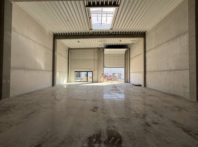 - Situé dans le Limbourg, stratégiquement au cœur de Saint-Trond.<br />
- 200 m² <br />
- Hauteur libre de 6 mètres, idéale pour diverses activités pr