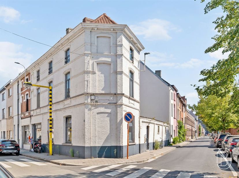Vergunde opbrengsteigendom met 12 studentenkamers: mooie opportuniteit. <br />
Investeren in Gent? Dit is een vergunde opbrengsteigendom met 12 vergun