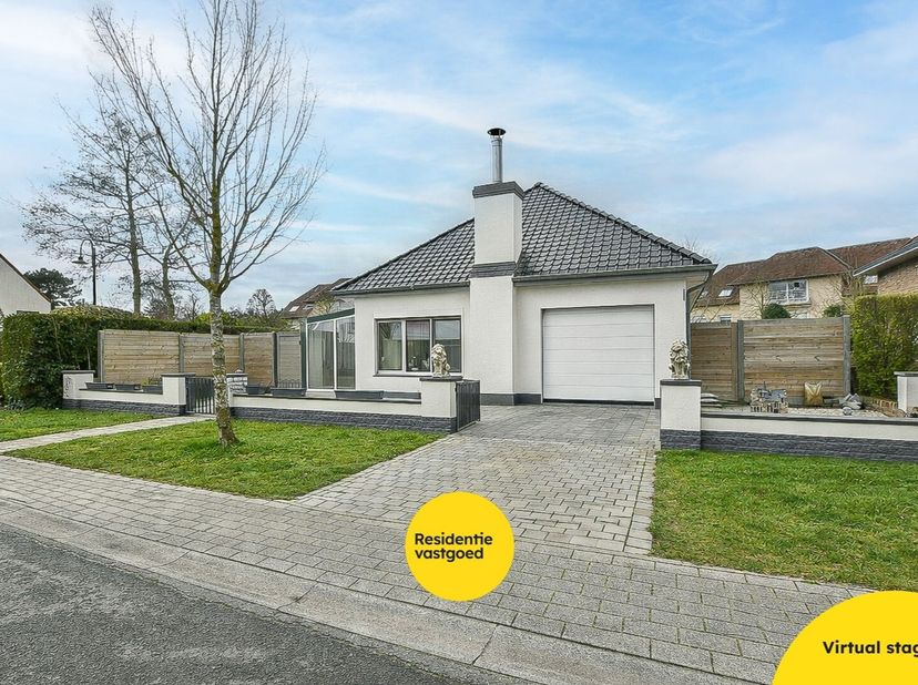 Deze instapklare bungalow bevindt zich op een rustige ligging nabij het bos én het centrum van De Haan. De woning, oorspronkelijk gebouwd in 1965, wer