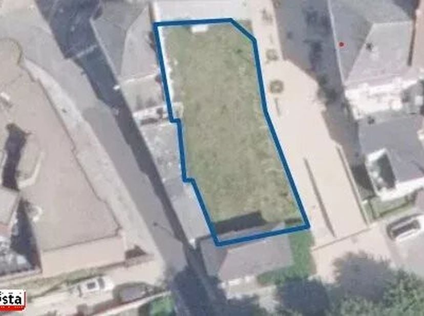 Deze ruime projectgrond van 2are 98ca ligt pal in het centrum van Sint-Truiden (de Stapelstraat) en is daarom ideaal voor de bouw van een appartements