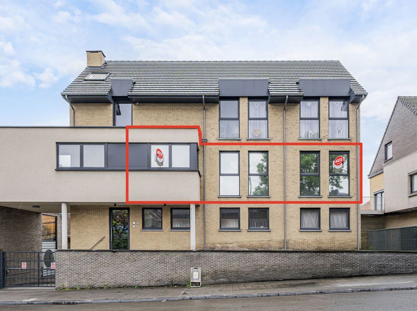 Cet appartement est idéalement situé proche de toutes commodités, dans une résidence récente.<br />
Il est au 1er étage avec ascenseur et est composé