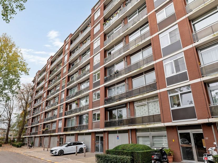 Ligging: Dit appartement bevindt zich op een rustige locatie met vlotte verbindingen naar Antwerpen en omliggende gemeenten. Winkels, scholen, openbaa