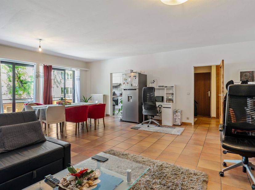 Ruim appartement met 3 slaapkamers, garage en 2 terrassen op toplocatie in Brasschaat, Van Hemelrijcklei 61. <br />
Het appartement bevindt zich op wa