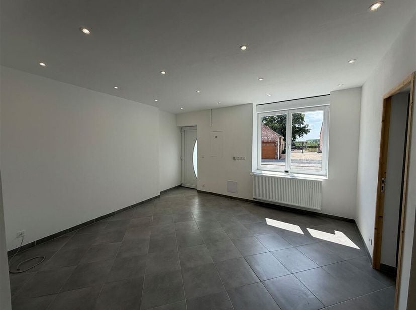 Prachtige, volledig gerenoveerde woning met één slaapkamer, een terras, een tuin en 2 parkeerplaatsen, gelegen in Bernissart. De woning bestaat op de