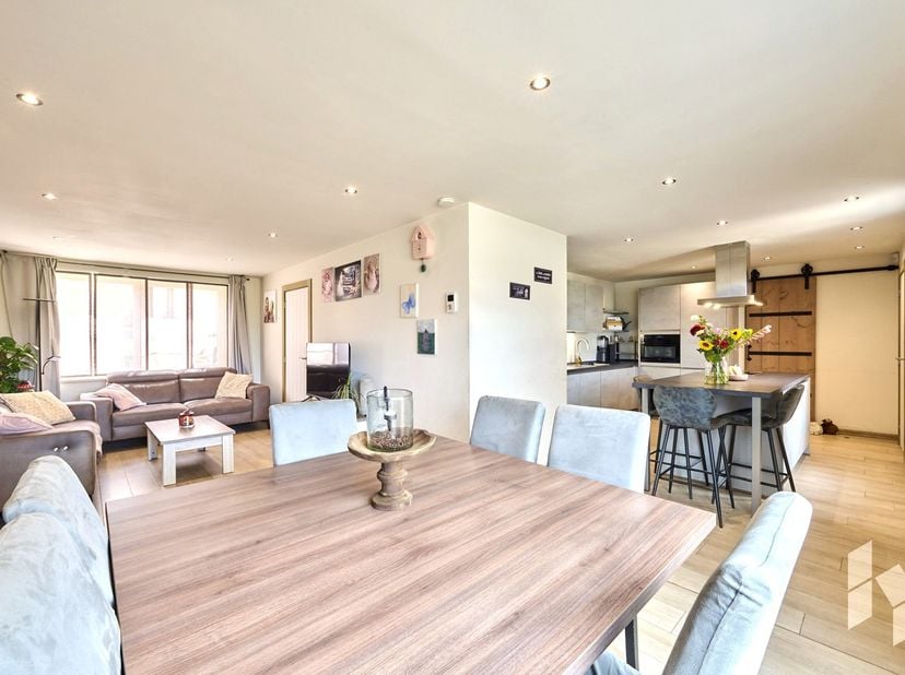 Deze mooie langgevel hoeve bevindt zich op een rustige locatie in een prachtige landelijke omgeving. Ze werd zorgvuldig gerestaureerd en is instapklaa