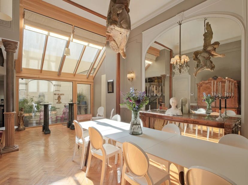 Idéalement située à proximité immédiate de la Place Stéphanie, cette élégante maison de maître entièrement rénovée dans un souci particulier de recher