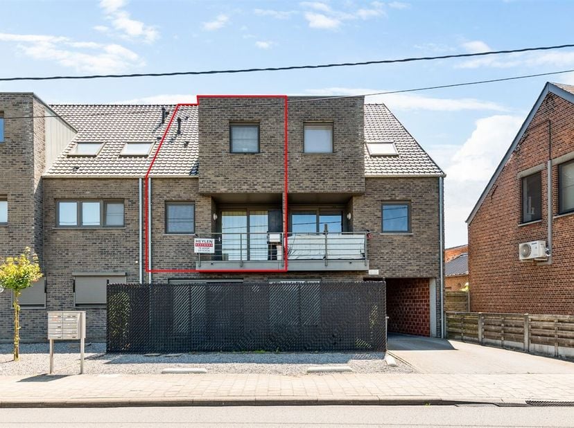 Duplex 2 slaapkamerappartement centrum Geel.<br />
Het appartement bevindt zich op het eerste verdiep.<br />
 De woonkamer met open keuken geniet van