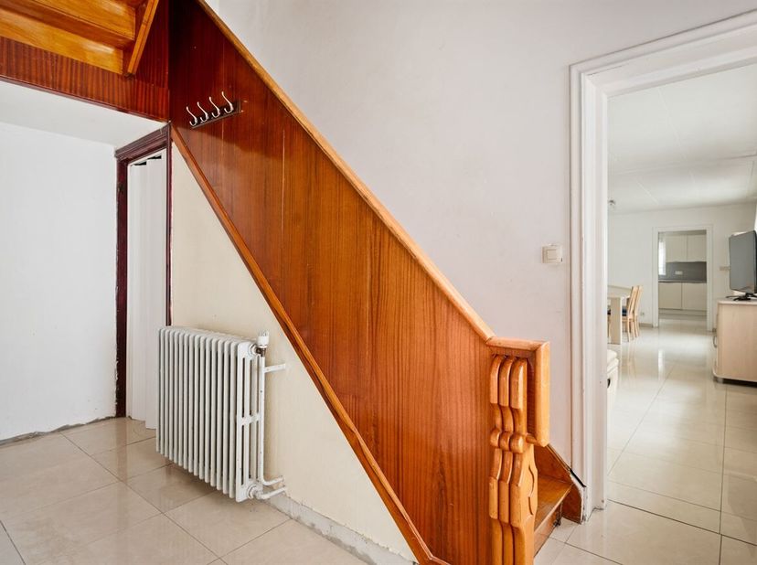 Ruime woning met veel potentieel op een centrale ligging in Maasmechelen<br />
Bent u op zoek naar een woning die u volledig naar eigen smaak en wense