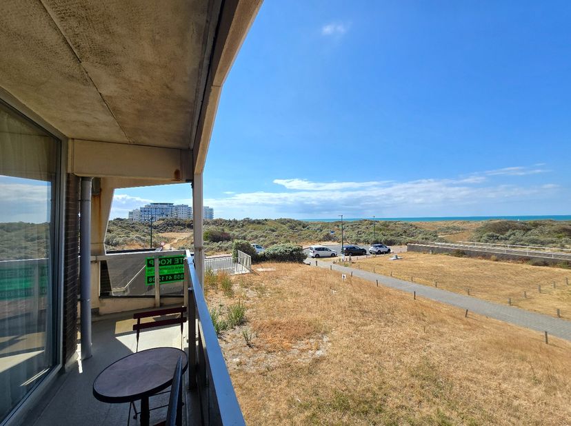 Bel appartement au 1ière étage de la résidence Westdiep à De Panne. L'appartement a été rénové en 2022 et se compose de: hall d'entrée, 1 chambre à co