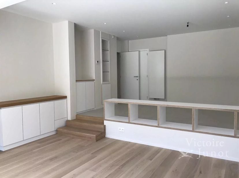 Bien présenté par Yanis Morsa : 0487 71 46 10 / yanis.morsa@victoire.be<br />
Victoire Junot vous propose : Uccle, quartier Cavell, à proximité des éc