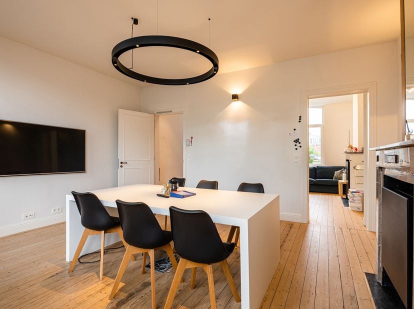 Op zoek naar een professionele kantoorruimte op een uitstekend bereikbare locatie? Deze gerenoveerde kantoorruimte op de eerste verdieping biedt de id