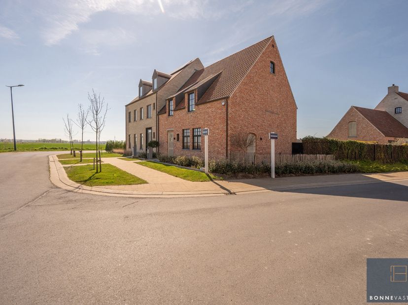 Uniek lot: deze woning bevindt zich aan het einde van een residentiële wijk met open zicht aan de overzijde van de straat.<br />
De woning werd met zo