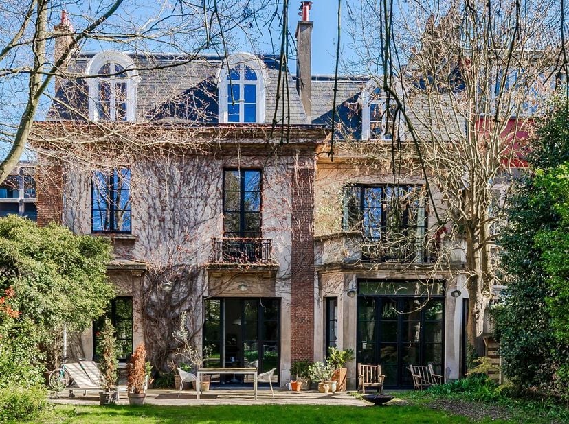 Dit prachtige herenhuis in art-nouveaustijl, gebouwd in de jaren ’30, ligt tussen het Vergote-plein en de Tongerse straat en valt op door zijn indrukw