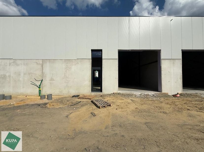 216m² magazijn te huur met 2 parkeerplaatsen op strategisch ligging ten zuiden van Brussel/Halle en ten noorden van Saintes/Tubize, met uitstekende be