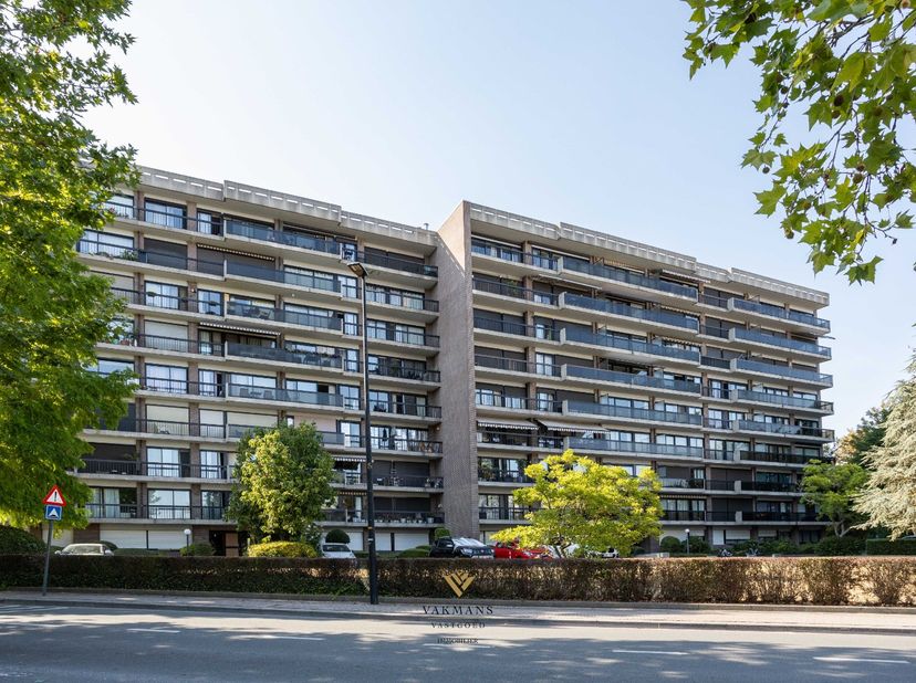 Bent u op zoek naar een instapklaar en centraal gelegen appartement ? Kom dan zeker een bezoek brengen aan dit gezellig en lichtrijk appartement met m