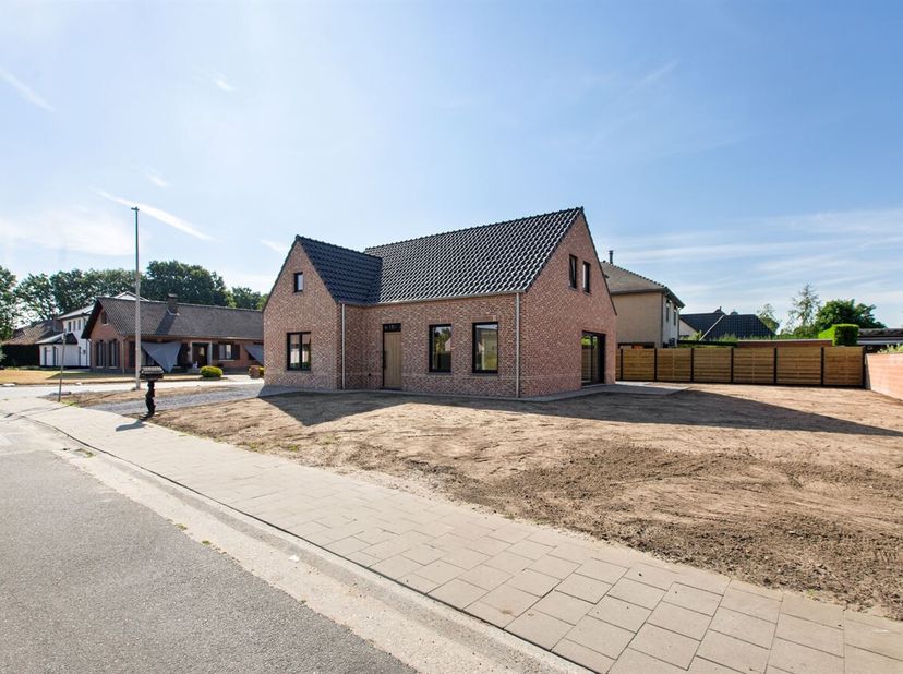Volledig gerenoveerde gezinswoning met 4 slaapkamers in Kaulille<br />
Bent u op zoek naar een energiezuinige woning waarbij u enkel nog de afwerking