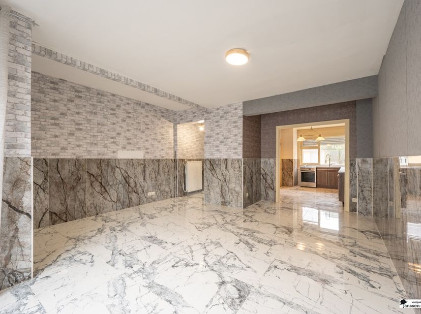 In de Zuidstraat in Bredene bevindt zich deze  gerenoveerde en instapklare woning met vier grote slaapkamers. Dankzij de gunstige ligging, vlakbij het