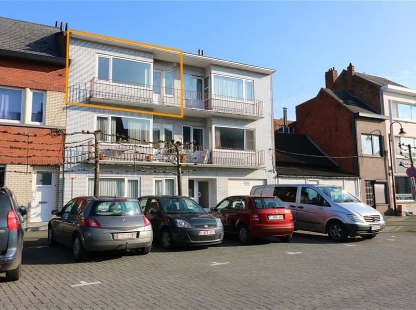 Uitstekende gelegen appartement te midden het centrum van Scherpenheuvel met zicht op fontein en marktgebeuren. In een kleine rustige residentie geleg