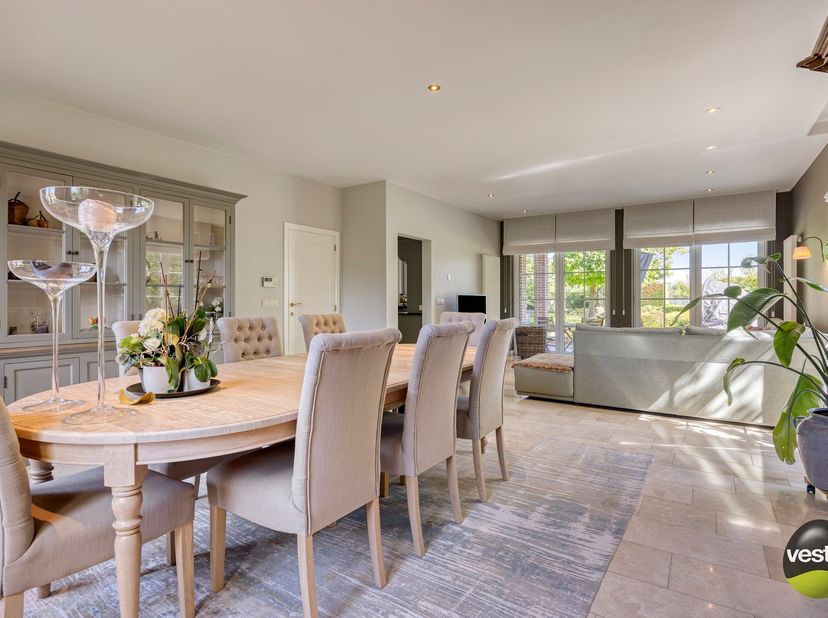 We vinden deze charmante villa met een karaktervolle uitstraling op een ruim perceel van 35a10ca, gelegen aan Russelt 106 in Wellen. De woning bevindt