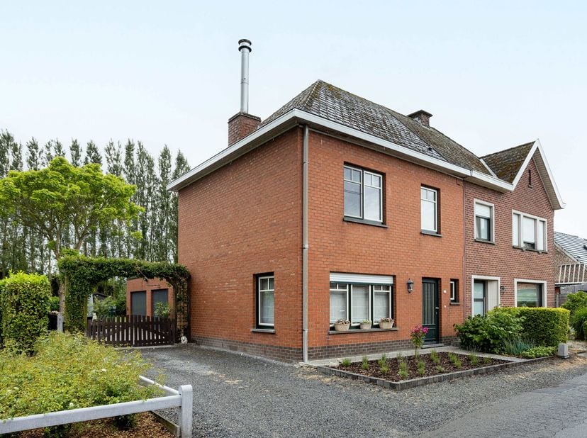Deze interessante eigendom bevindt zich in een rustige en aangename straat in het charmante Mullem, een idyllisch dorp in de Vlaamse Ardennen. Het dor