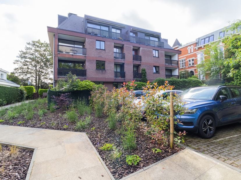 Splendide appartement de 110m&amp;sup2;, situ&amp;eacute; au premier &amp;eacute;tage d'un petit immeuble le long de l'avenue de Tervuren.<br />
L'appartement dis