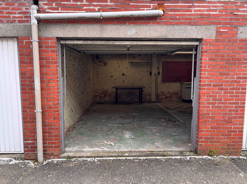 Appartement avec 2 chambres et possibilité d'acheter un garage box<br />
<br />
Cet appartement est situé au premier étage d'un petit immeuble sur l