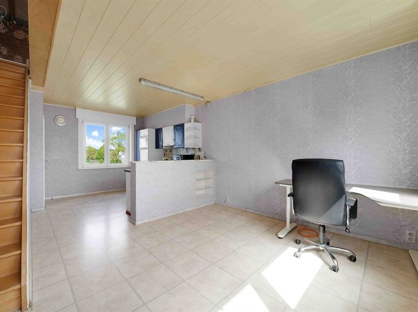 Maison bel-étage à parachever disposant d'un garage d'env. 55m², un espace de vie ouvert avec cuisine, un plateau brut à aménager et un grenier de sto