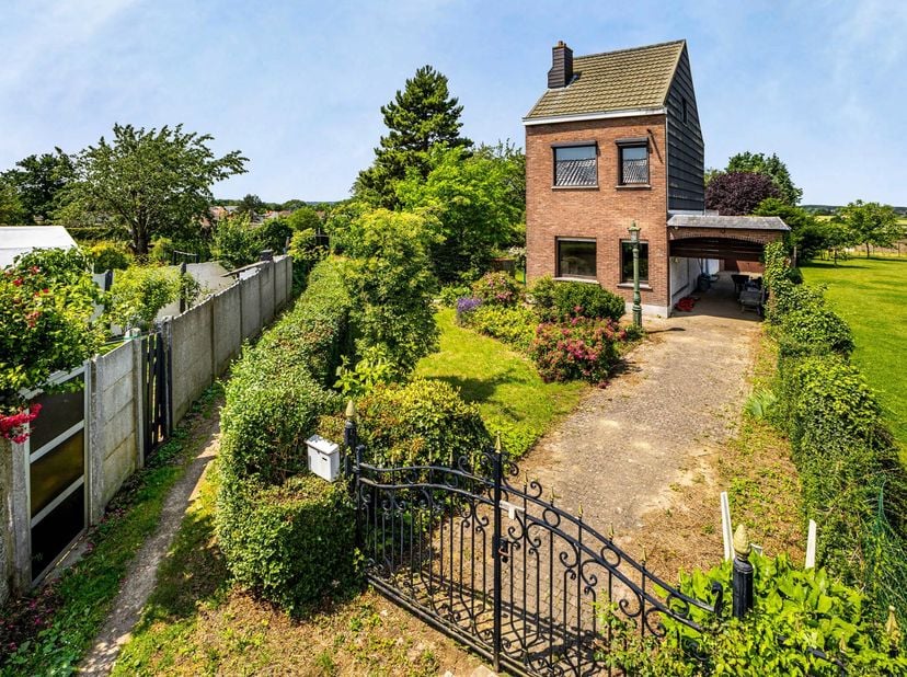 Immo Pické biedt U deze rustig gelegen woning aan met grote tuin in de onmiddellijke nabijheid van winkels, scholen, openbaar vervoer en de belangrijk