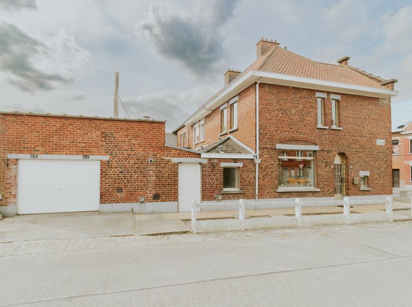 Een MOOIE KANS voor de jonge starter, een ideale STARTERSWONING.<br />
<br />
De WONING vraagt een NIEUWE UPDATE/RENOVATIE om te kunnen voldoen aan he