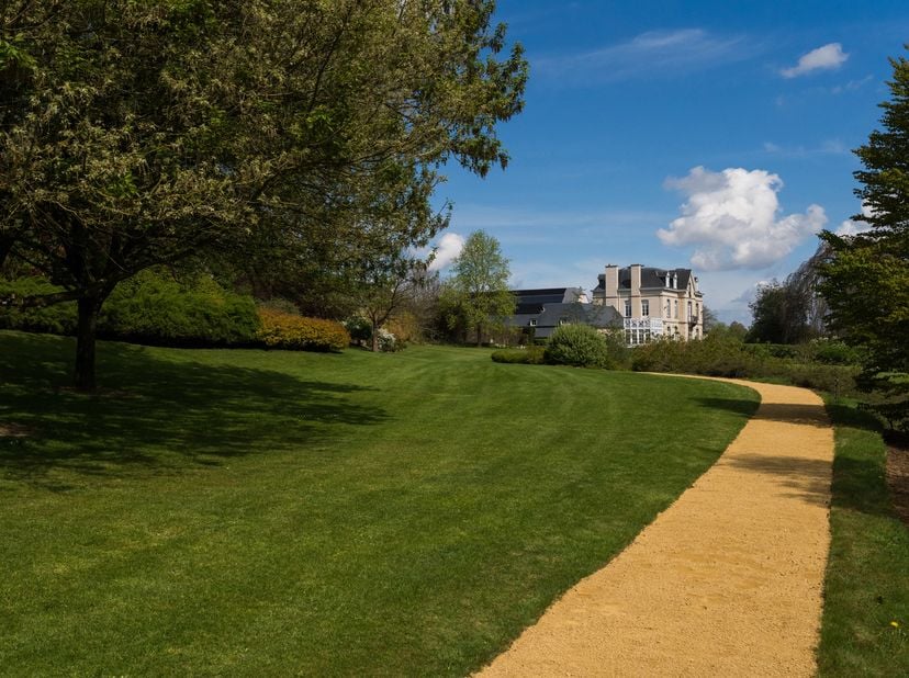 EGHEZÉE, in het hart van het charmante dorp Liernu, bevindt zich een prachtig eigendom van ongeveer 5,4 hectare. Deze voormalige vierkantshoeve werd m