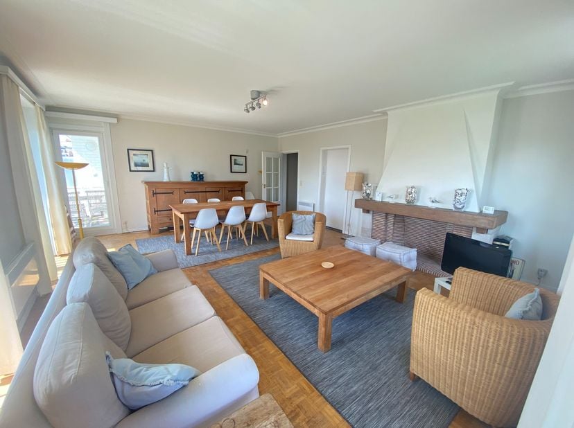 Spacieux appartement situé près du club de voile de Duinbergen et 2 min à pied de la digue.<br />
Disposition: entrée avec vestiaire, living et coin à