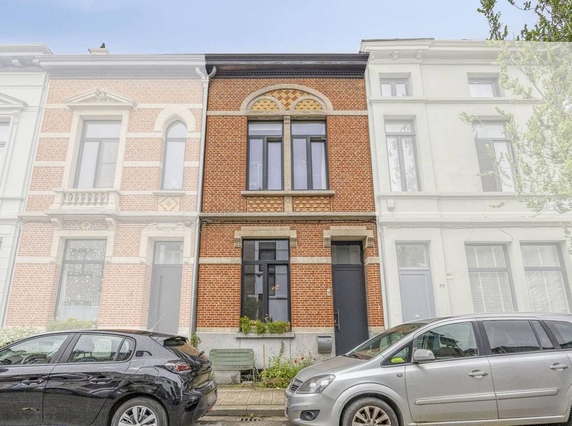 Deze woning te koop is gelegen in het zuiden van Antwerpen aan De Braekeleerstraat, dit is een éénrichtingstraat in een rustige buurt, vlakbij het cen